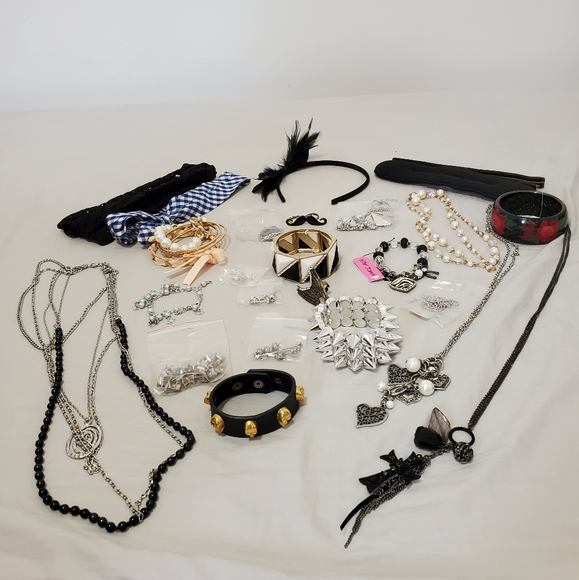 Accessory Bundle Betsy Johnson, Forever 21